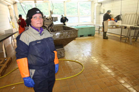Rita Karlsen på Husøy driver både fiskekjøp og lakseoppdrett. Foto: Øystein Ingilæ