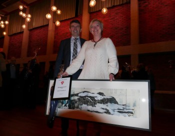 Dagleg leiar i Næringshagen Rita Fridfeldt mottok prisen frå Gustav Løge Fosse under nyttårsfesten på Ølen Kulturhus. 