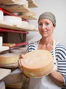 OSTEGRÜNDER: Merethe Landrø har drevet Orkladal ysteri i ti år, og har fått mye oppmerksomhet rundt sine kittmodnede oster. Foto: Lena Knutli